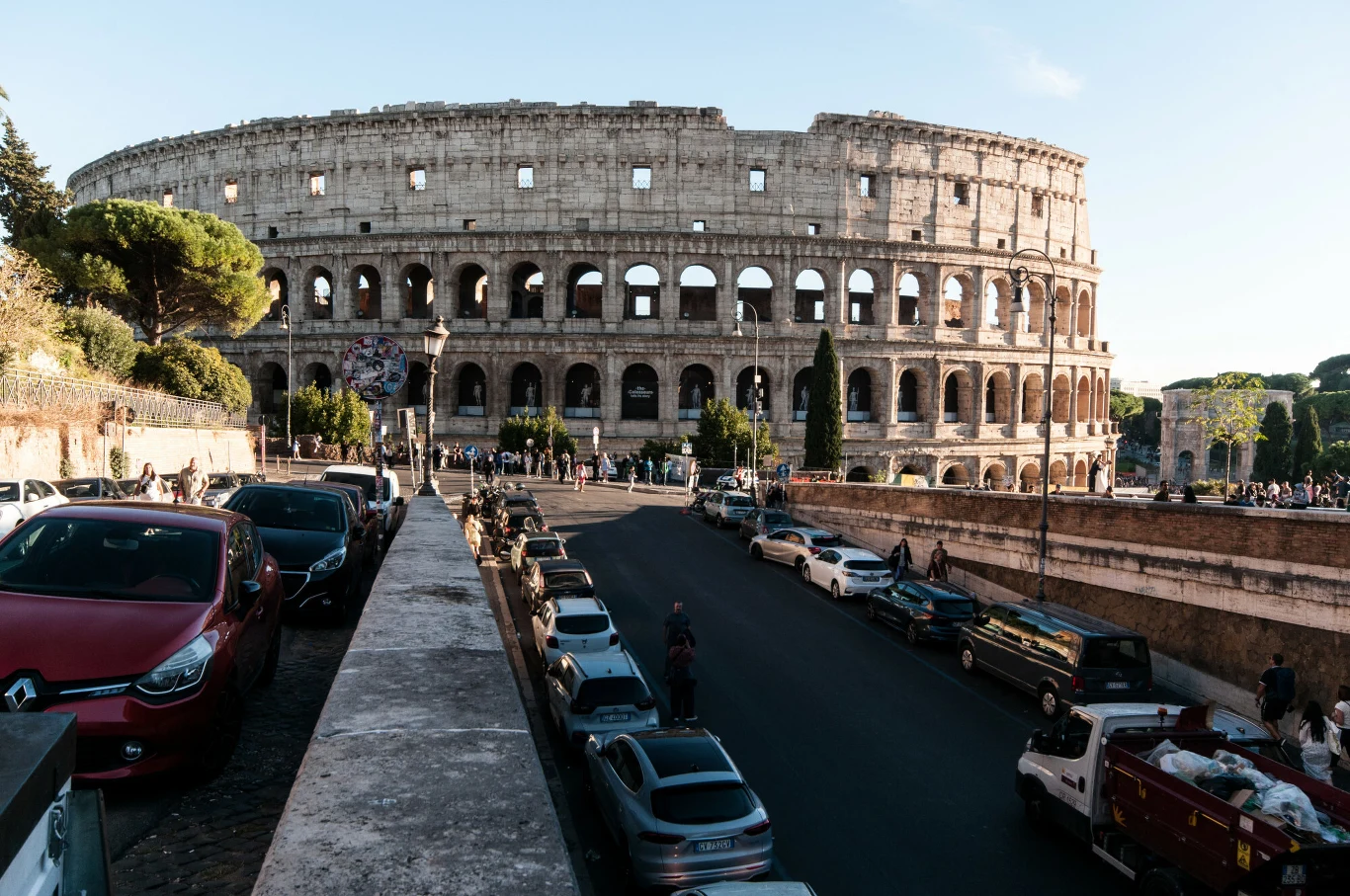Opublikowali ranking najbardziej rozczarowujących atrakcji turystycznych świata. Wysoko znalazło się w nim m.in. rzymskie Koloseum Koloseum w Rzymie otoczone samochodami zaparkowanymi wokół ulicy, nieliczni przechodnie spacerują w słoneczne popołudnie, w tle widać fragmenty zieleni oraz drzewa.