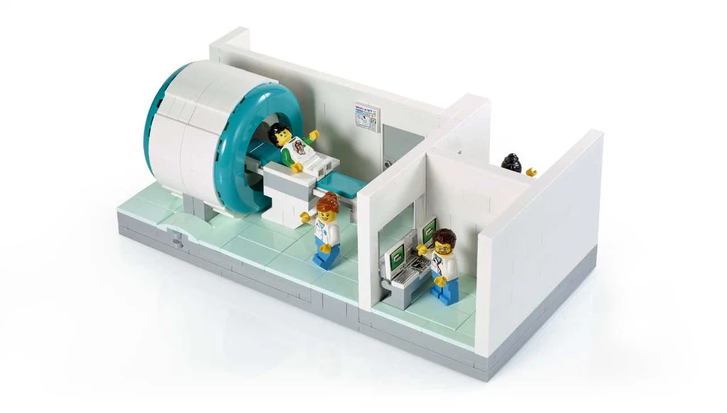 Niewielkie zestaw klocków LEGO MRI Scanner potrafi zdziałać cuda Pokój zbudowany z klocków LEGO, przedstawiający pracowników medycznych obsługujących rezonans magnetyczny, pacjent leży w urządzeniu MRI, obok technicy przy komputerze kontrolnym i asystujący przy łóżku.
