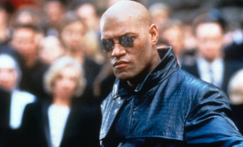 Laurence Fishburne w roli Morfeusza, w filmie "Matrix"