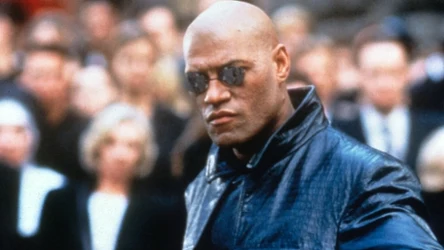 Laurence Fishburne w roli Morfeusza, w filmie "Matrix"
