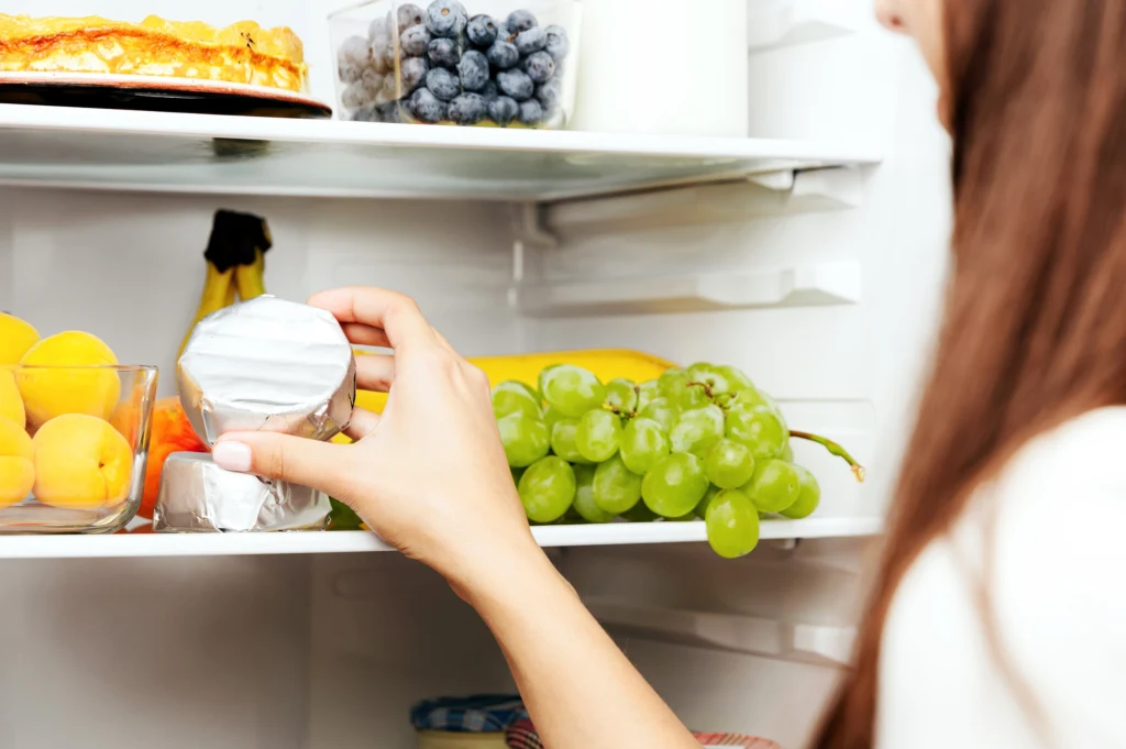 Jeśli zapomnimy o jakimś produkcie, to chwilę później zacznie wydawać nieprzyjemny zapach w lodówce Jeśli zapomnimy o jakimś produkcie, to chwilę później zacznie wydawać nieprzyjemny zapach w lodówce