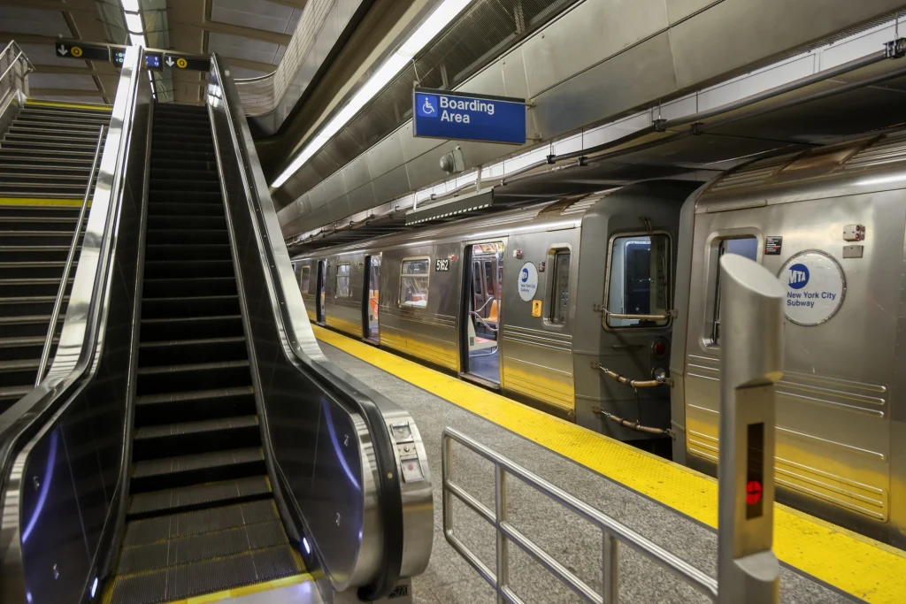 Na stacji metra w Nowym Jorku znaleziono noworodka