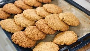 Te ciastka robię w 20 minut z 3 składników. Znikają z talerza, zanim zdążą ostygnąć 