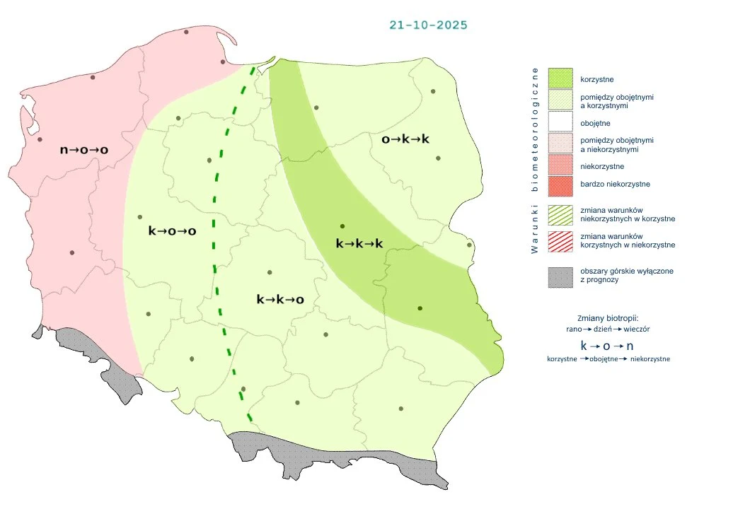 Kolorowa mapa Polski ilustrująca warunki biometeorologiczne na dzień 21 października 2025 roku z podziałem na różne strefy wskazujące korzystność oraz wpływ pogodowy na organizm ludzki, z legendą objaśniającą oznaczenia.
