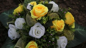 Zrób to ze sztucznymi kwiatami przed pójściem na cmentarz. Będą wyglądały jak nowe miesiącami