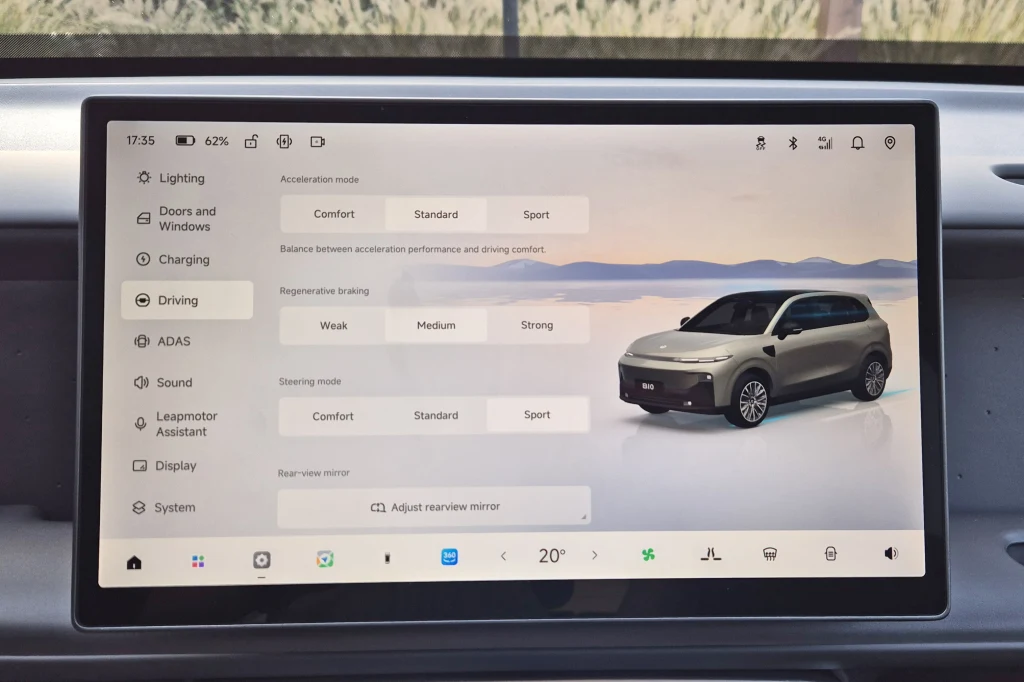 Leapmotor B10 całkiem dynamicznie reaguje na mocniejsze wciśnięcie gazu, szczególnie w trybie Sport Duży ekran dotykowy samochodu wyświetlający ustawienia pojazdu, widoczny jest cyfrowy interfejs z opcjami regulacji trybów jazdy, hamowania rekuperacyjnego oraz klimatyzacji, po prawej stronie ekranie wizualizacja SUV-a.