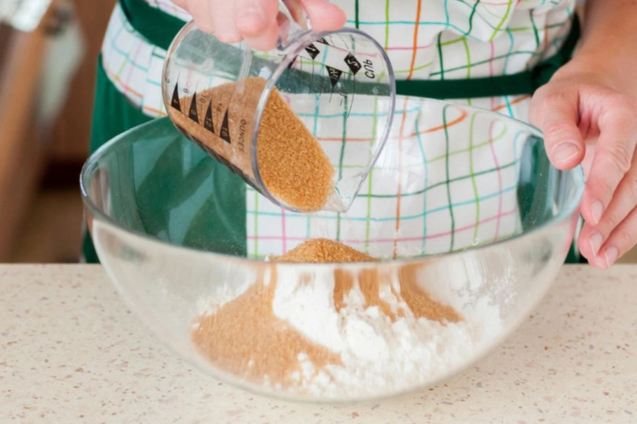 Połącz suche składniki w osobnym naczyniu Połącz suche składniki w osobnym naczyniu