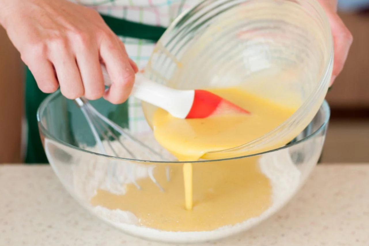 Połącz mokre i suche składniki Połącz mokre i suche składniki