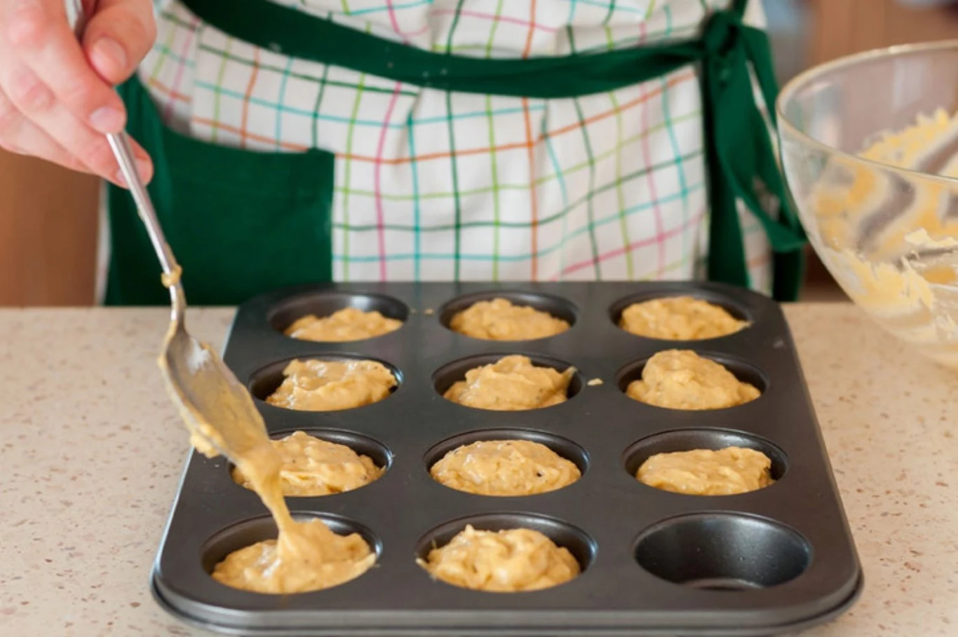 Przed nakładaniem ciasta do formy, dobrze ją natłuść Przed nakładaniem ciasta do formy, dobrze ją natłuść