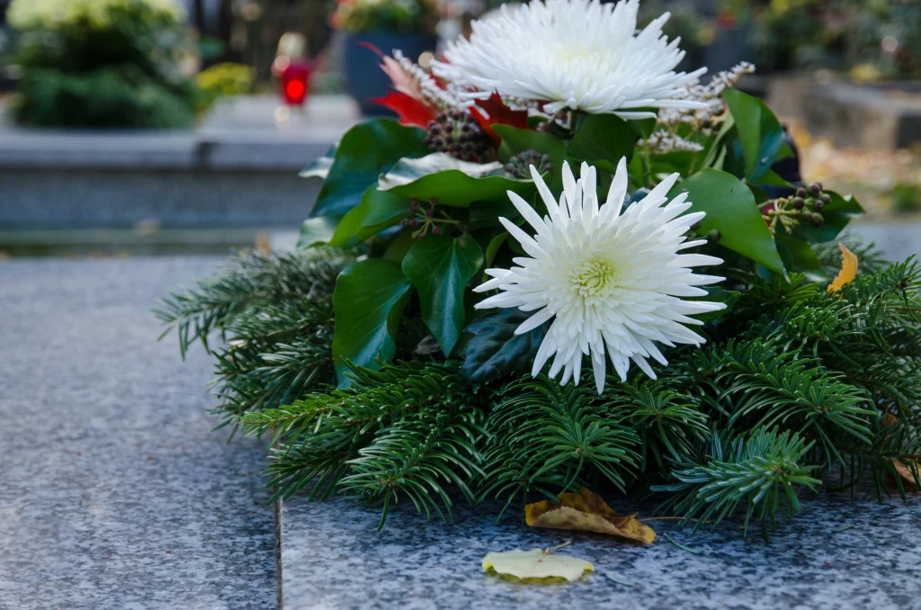 Wianki cmentarne stają się coraz bardziej popularne. Wystarczy do środka wstawić znicz i efektowna dekoracja gotowa