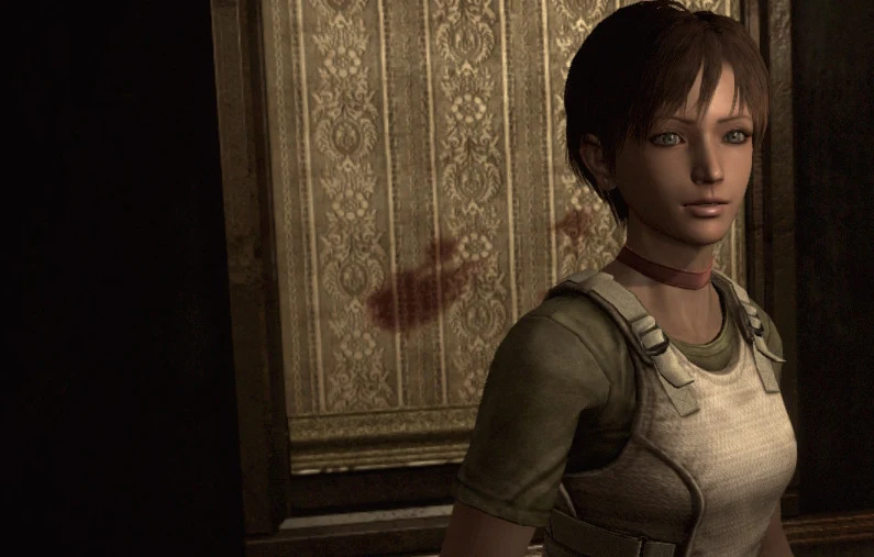 Resident Evil 0 Młoda kobieta w stroju survivalowym stoi w pomieszczeniu o ozdobnych ścianach, na których widoczna jest ciemna plama przypominająca ślad krwi.