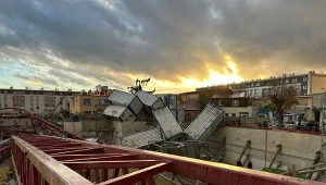 "Nagły i gwałtowny epizod" pod Paryżem. Dźwigi upadały jak kostki domina