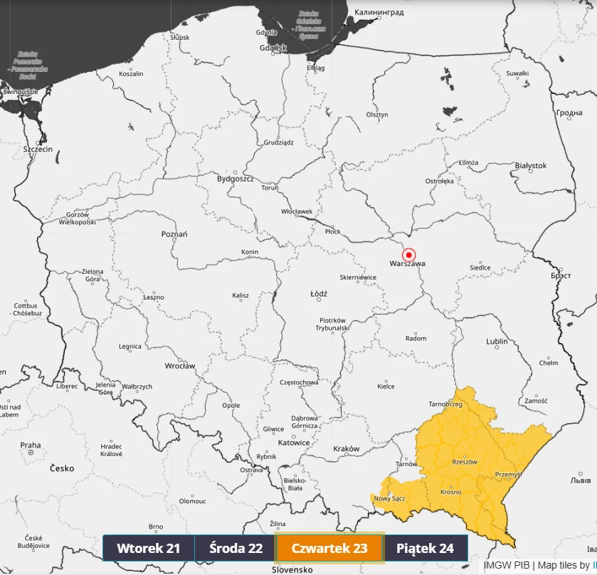 Mapa Polski z zaznaczonymi województwami, na południowym wschodzie kraju obszar zaznaczony na żółto, co oznacza ostrzeżenie pogodowe na czwartek 23. Warszawa oznaczona czerwonym punktem, widoczne główne miasta i granice państw.
