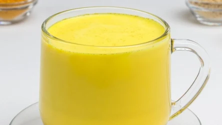 Na co pomaga napój z mleka, masła i miodu? Kiedy warto go spożywać?