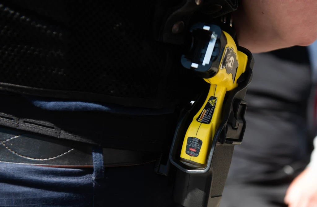 Policjant trzykrotnie użył paralizatora (zdj. ilustracyjne) Policjant trzykrotnie użył paralizatora (zdj. ilustracyjne)