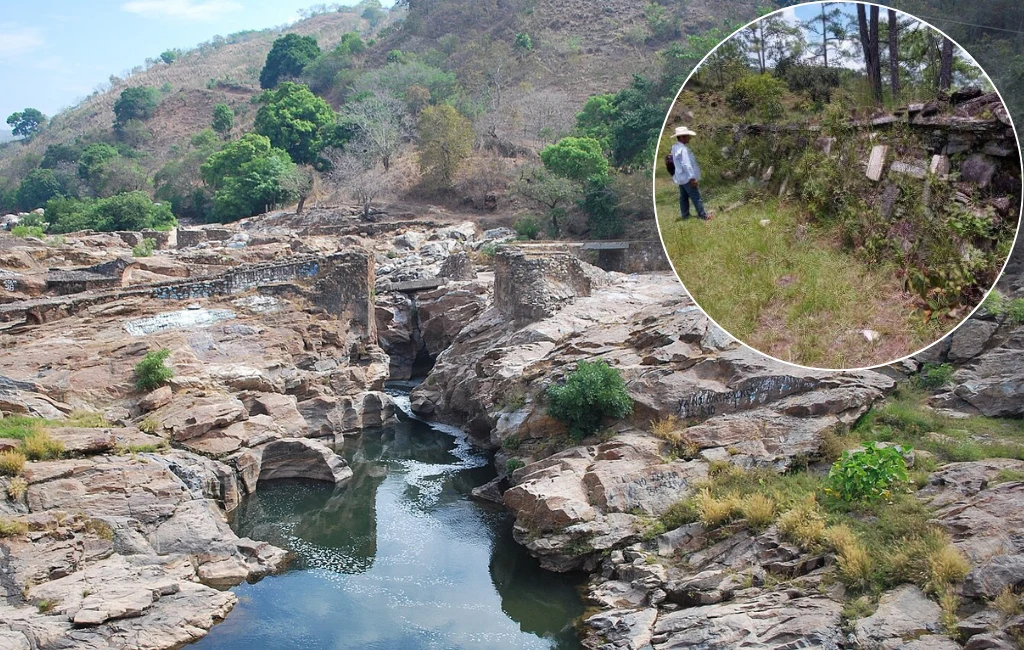 Wyschnięte koryto rzeki otoczone kamienistymi skałami i zielenią, w tle wzniesienia porośnięte drzewami, w okrągłej ramce fragment starego kamiennego ogrodzenia z osobą stojącą obok.
