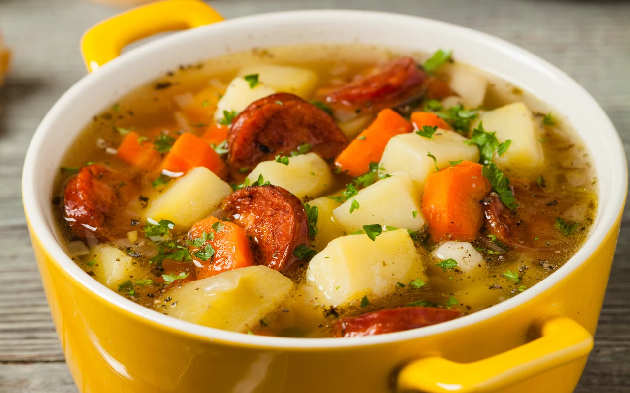 Szybka zupa ziemniaczana z wędzonką według Mateusza Gesslera. Sekretny składnik podbija smak