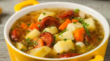 Prosta zupa ziemniaczana z przepisu Mateusza Gesslera. Idealnie rozgrzewa w chłodne, jesienne dni