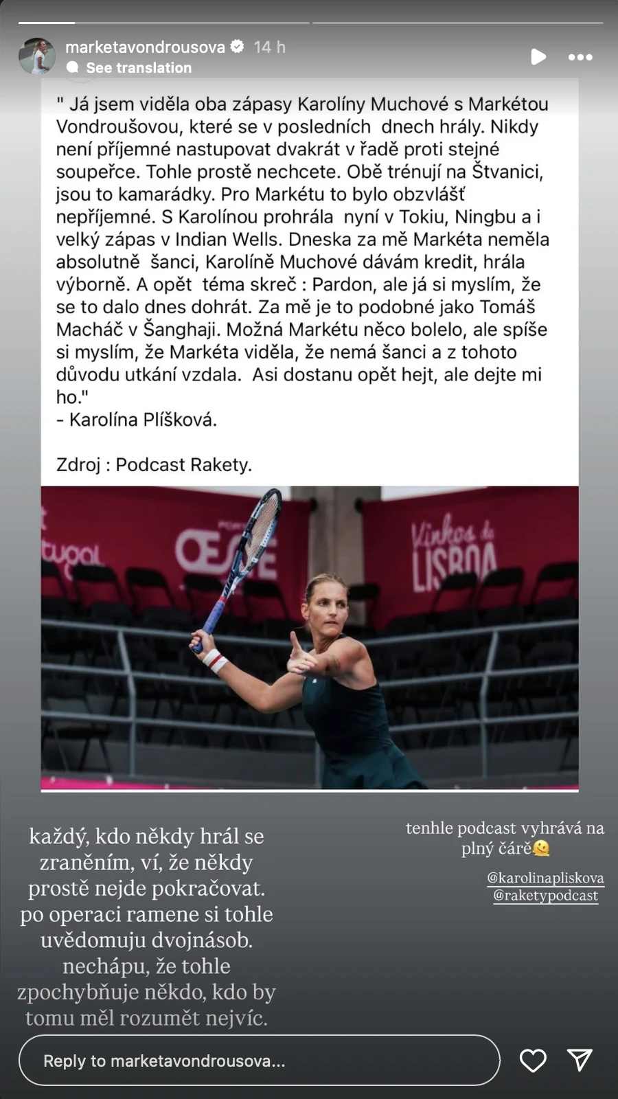Marketa Vondrousova odpowiedziała na słowa Karoliny Pliskovej Zawodowa tenisistka w trakcie meczu wykonująca dynamiczne uderzenie rakietą na korcie, a powyżej zdjęcia cytat oraz wypowiedzi dotyczące jej postawy, wysiłku i wsparcia ze strony innych sportowców.
