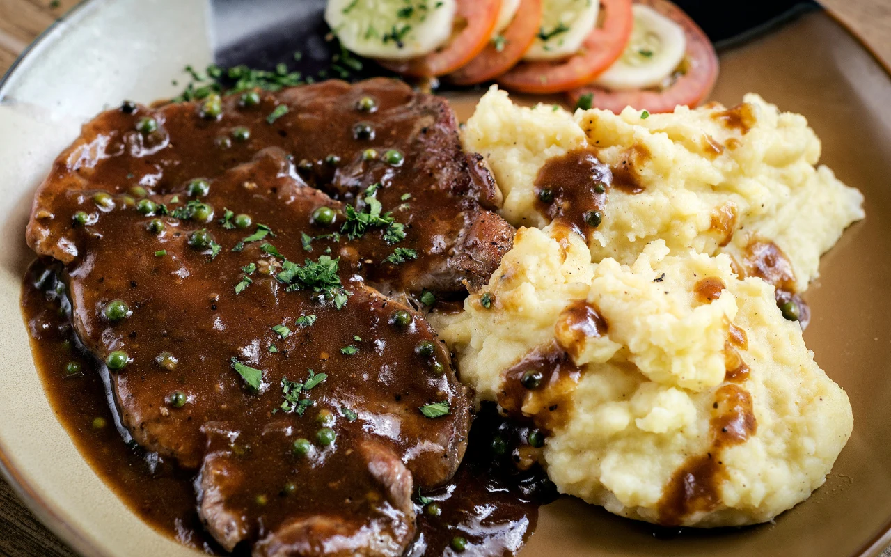 Schab z patelni według Mateusza Gesslera. Owocowy sos dodaje mu wyjątkowego smaku