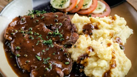 Schab z patelni nigdy nie smakował tak dobrze. Owocowy sos w przepisie Mateusza Gesslera wynosi danie na nowy poziom