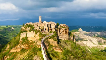 "Umierające miasto" we Włoszech robi spektakularne wrażenie 