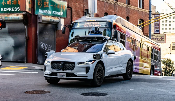 Taksówka Waymo na ulicach San Francisco (zdj. poglądowe)
