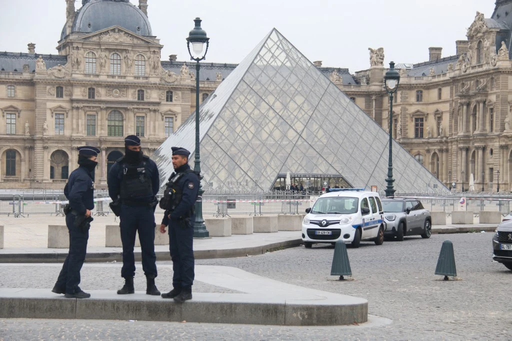 W niedzielę doszło do kradzieży klejnotów z Luwru
