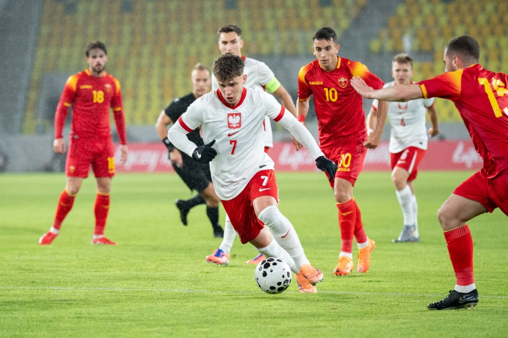 Oskar Pietuszewski (na pierwszym planie), w meczu przeciwko Czarnogórze U-21 Oskar Pietuszewski (na pierwszym planie), w meczu przeciwko Czarnogórze U-21