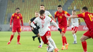 Oskar Pietuszewski (na pierwszym planie), w meczu przeciwko Czarnogórze U-21