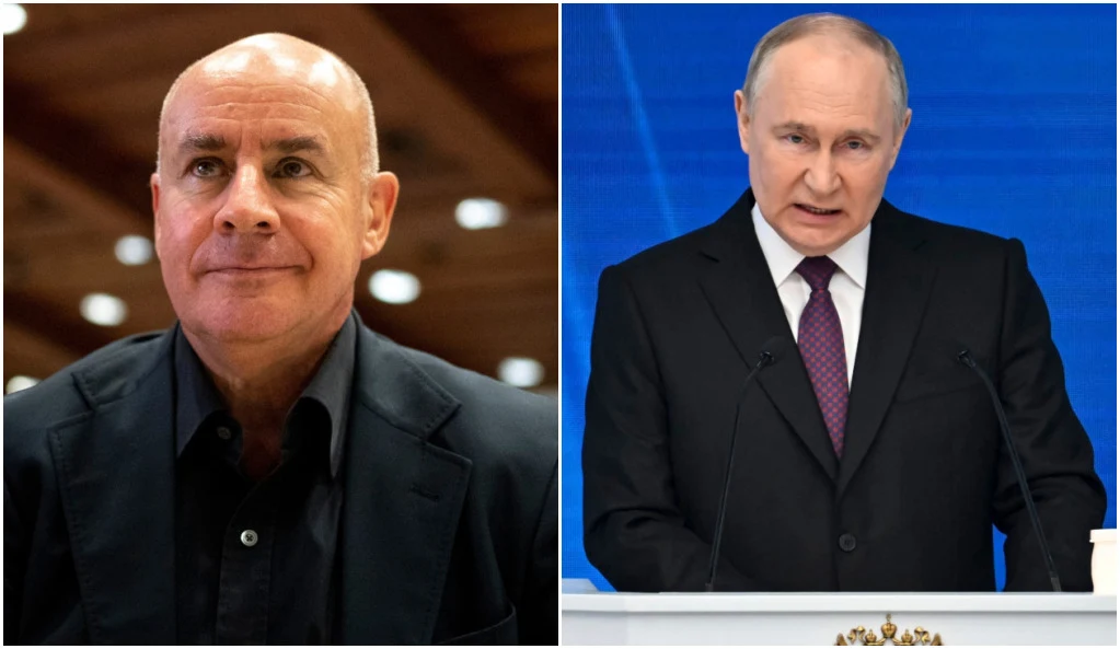 Johan Eliasch (po lewej) - szef FIS i Władimir Putin Po lewej stronie mężczyzna w ciemnej marynarce z neutralnym wyrazem twarzy, w tle rozmyte światła. Po prawej mężczyzna w garniturze z krawatem przemawia przy mikrofonie, za nim niebieskie tło.