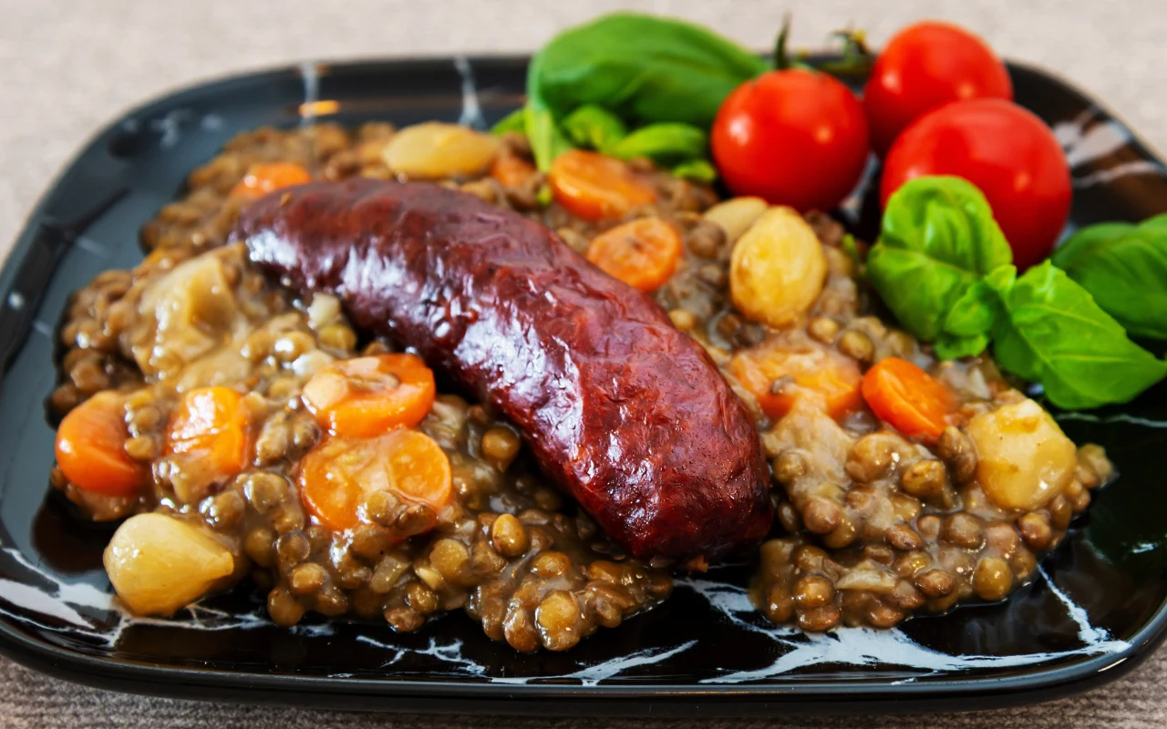 Pieczona kiełbasa z soczewicą i warzywami z przepisu Mateusza Gesslera