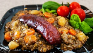 Pieczona kiełbasa z zieloną soczewicą i warzywami Mateusza Gesslera, czyli jesienna uczta w najlepszym wydaniu