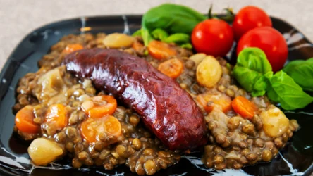 Pieczona kiełbasa z zieloną soczewicą i warzywami Mateusza Gesslera, czyli jesienna uczta w najlepszym wydaniu