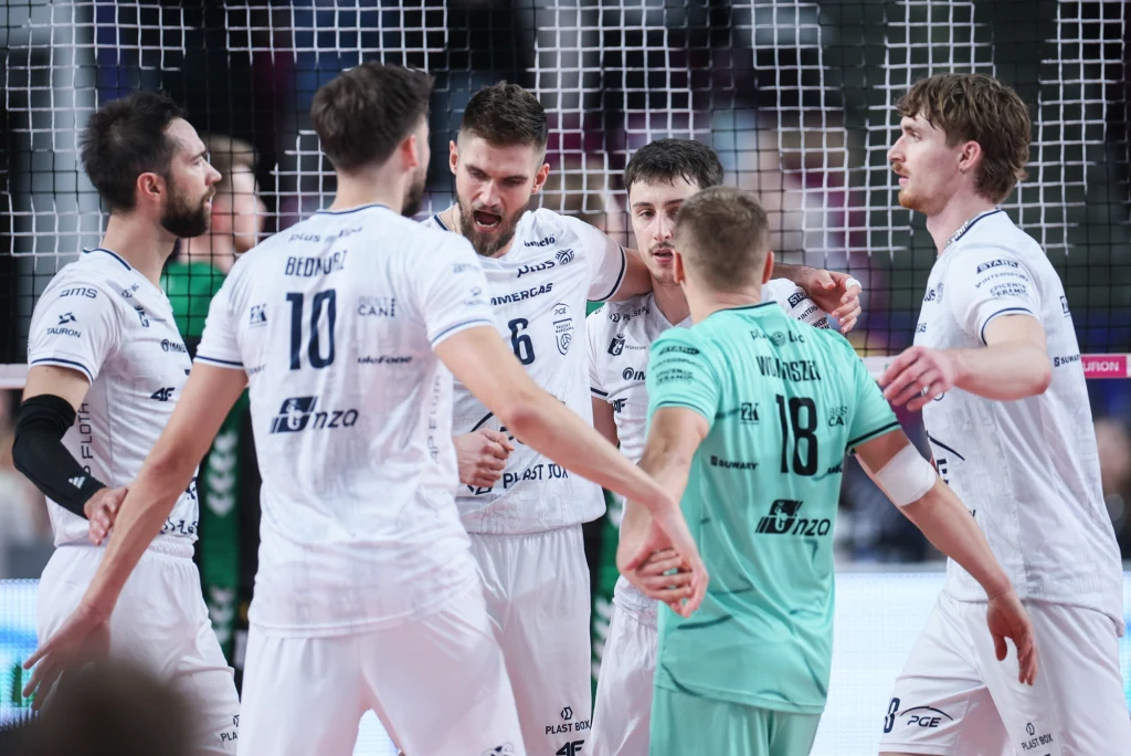 Siatkarze PGE Projektu Warszawa zaczęli PlusLigę od wygranej 3:0. Od lewej Kevin Tillie, Bartosz Bednorz i Karol Kłos Siatkarze PGE Projektu Warszawa zaczęli PlusLigę od wygranej 3:0. Od lewej Kevin Tillie, Bartosz Bednorz i Karol Kłos