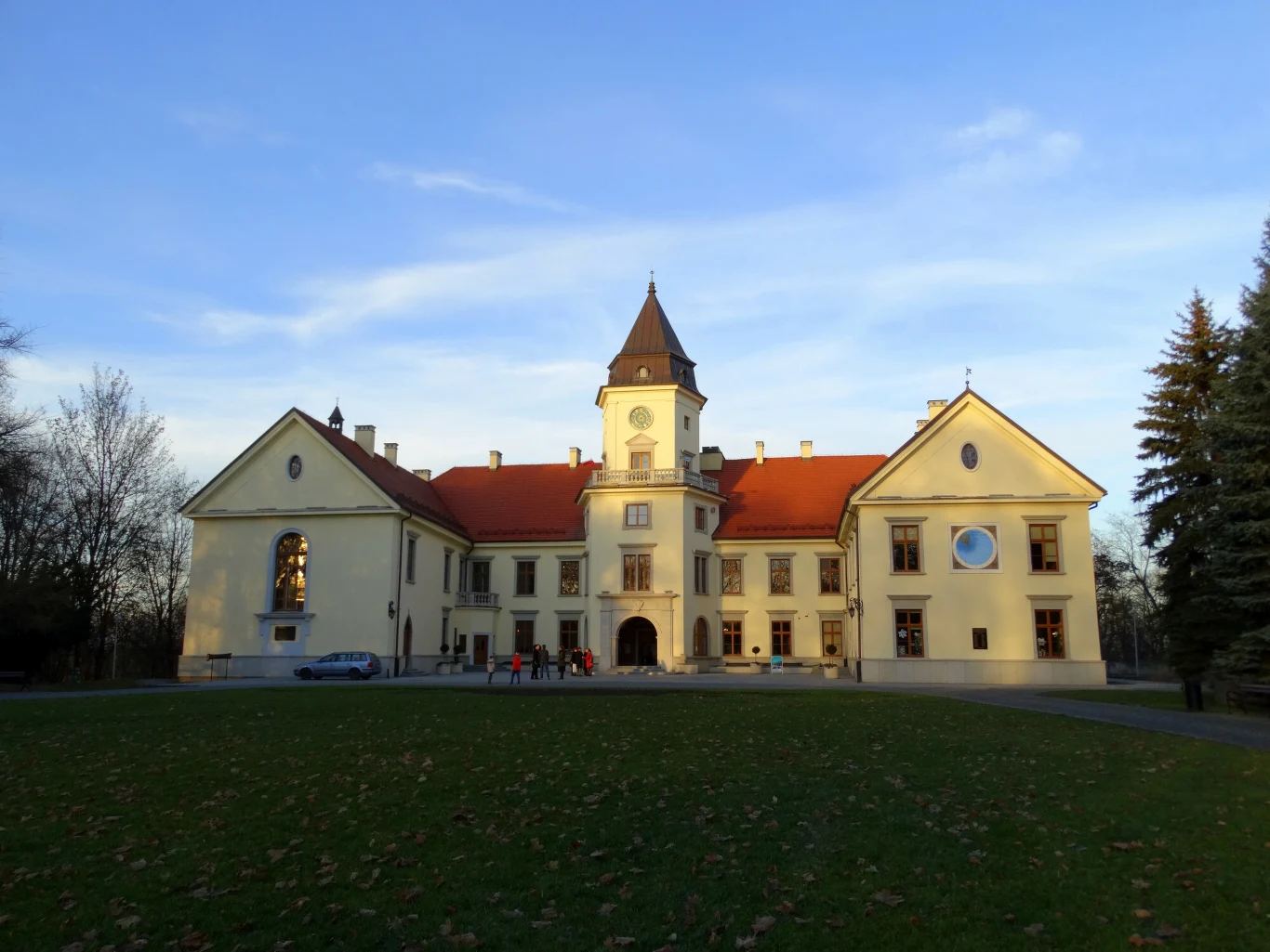 Zamek Tarnowskich w Dzikowie to idealne miejsce na jesienną wycieczkę Zamek Tarnowskich w Dzikowie to idealne miejsce na jesienną wycieczkę