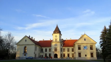 Zamek Tarnowskich w Dzikowie to idealne miejsce na jesienną wycieczkę