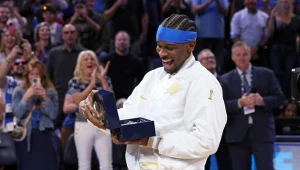 Shai Gilgeous-Alexander ze swoim pierścieniem mistrzowskim, 22.10.2025 r.