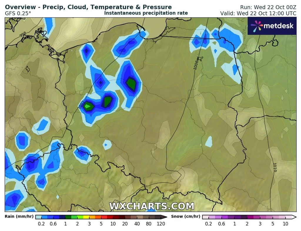 Mapa Polski z zaznaczonymi obszarami opadów atmosferycznych o różnym natężeniu, gdzie najwięcej deszczu prognozowane jest w centralnej i północnej części kraju, a natężenie przedstawiono w kolorach od żółtego po niebieski i zielony.