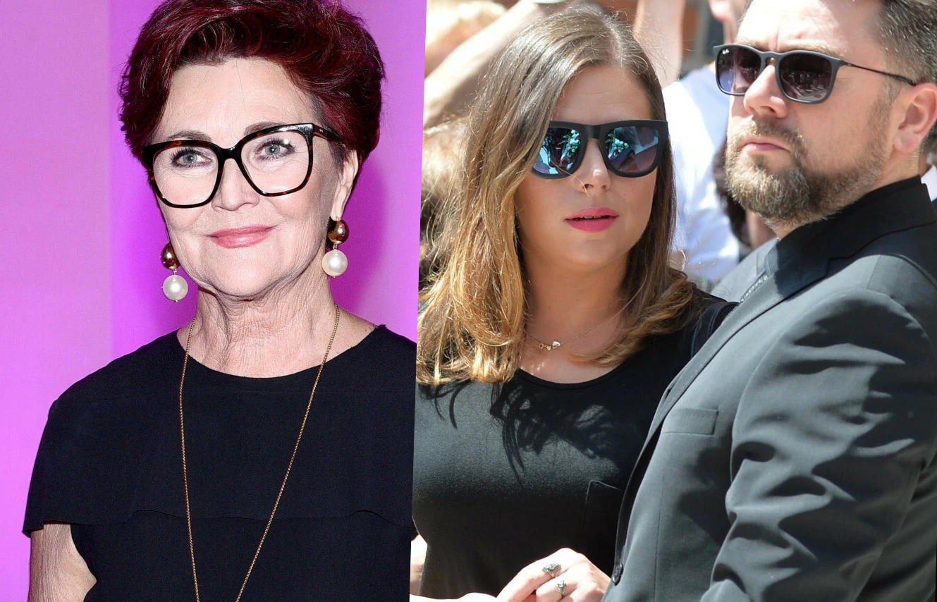 Jolanta Kwaśniewska, Aleksandra Kwaśniewska i jej mąż Kuba Badach Starsza kobieta z krótkimi brunatnymi włosami, w okularach i z eleganckimi kolczykami na fioletowym tle, obok młoda kobieta z długimi włosami i mężczyzna w ciemnych okularach, ubrani elegancko, stojący na zewnątrz w tłumie.