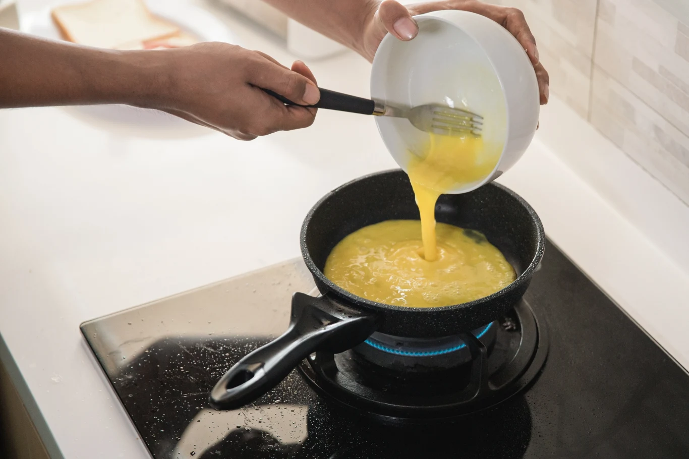 Jajecznica z tym dodatkiem jest nie tylko smaczna, ale i pełna wartościowych składników. Jak ją przygotować?