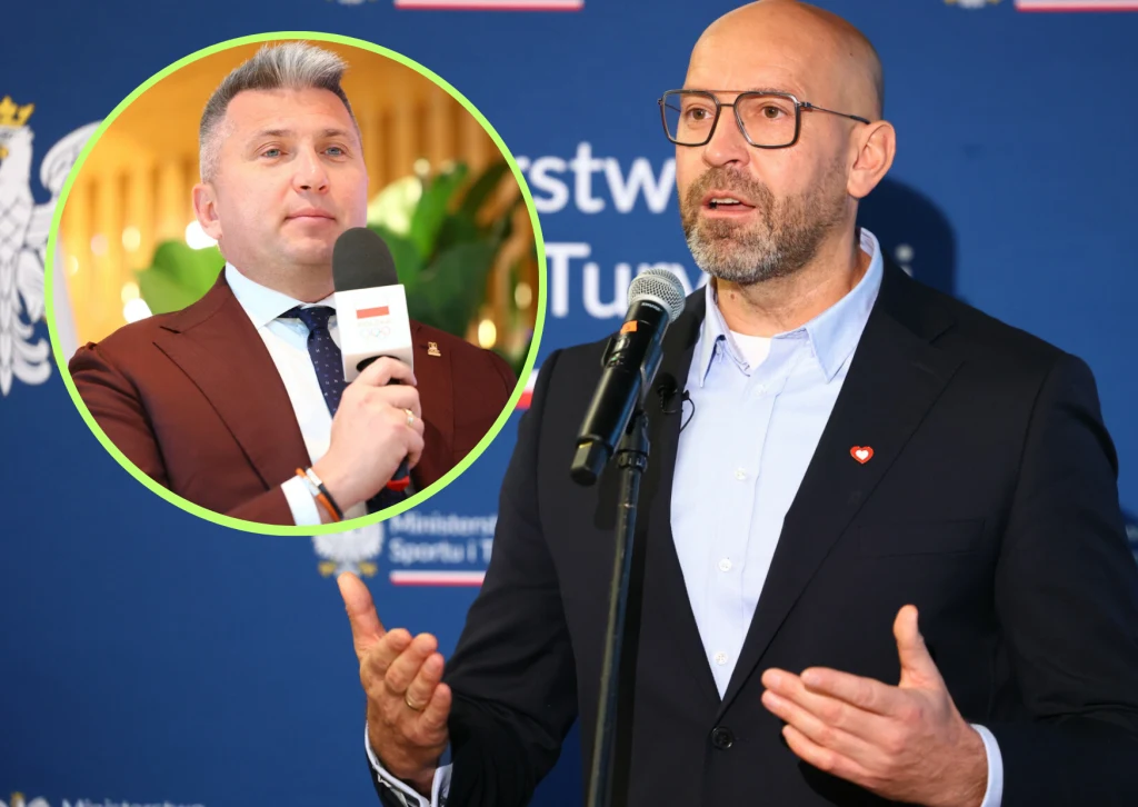 Radosław Piesiewicz i Jakub Rutnicki Mężczyzna w garniturze i okularach przemawia przy mikrofonie na tle niebieskiego baneru ministerstwa, w okrągłym wstawieniu widoczny inny mężczyzna w bordowym garniturze również trzymający mikrofon.