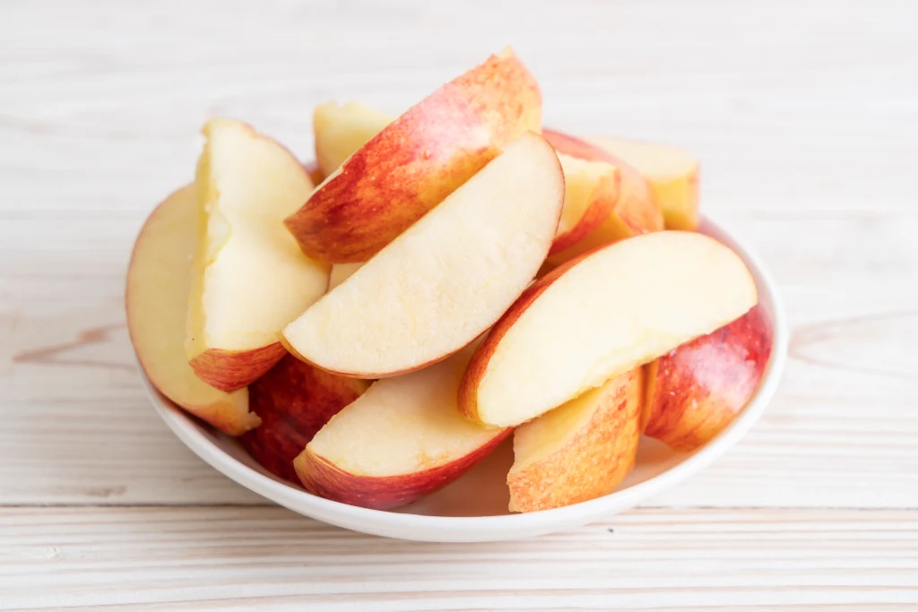 Jednym z naturalnych źródeł taksyfoliny są jabłka