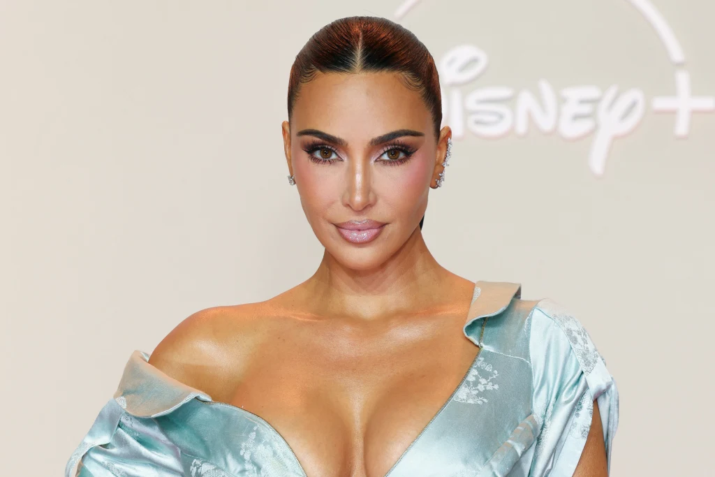 Kim Kardashian zaskoczyła swoim wyglądem Kim Kardashian zaskoczyła swoim wyglądem