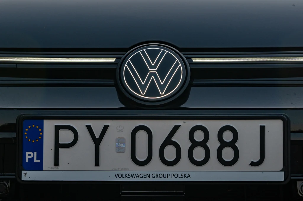 Volkswagen Golf R Black Edition Logo Volkswagena na czarnym grillu samochodu oraz polska tablica rejestracyjna z numerem PY 0688J, poniżej napis Volkswagen Group Polska.