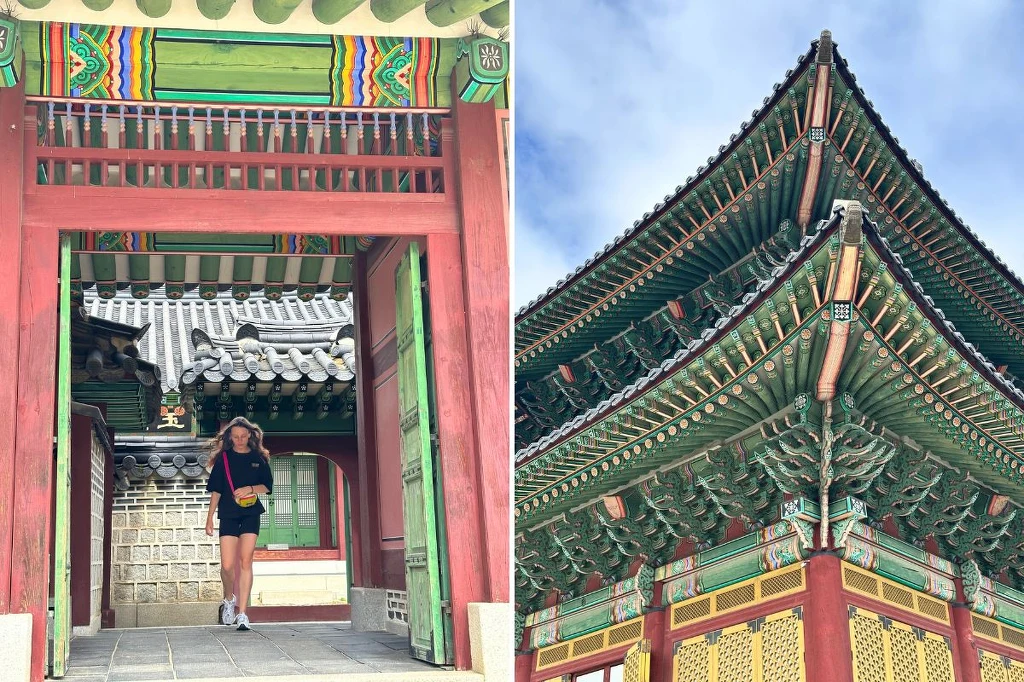 Kobieta przechodzi przez tradycyjną bramę pałacową, po lewej stronie widoczny fragment dziedzińca i budynków, po prawej detal kolorowego, bogato zdobionego dachu pałacowego w azjatyckim stylu.