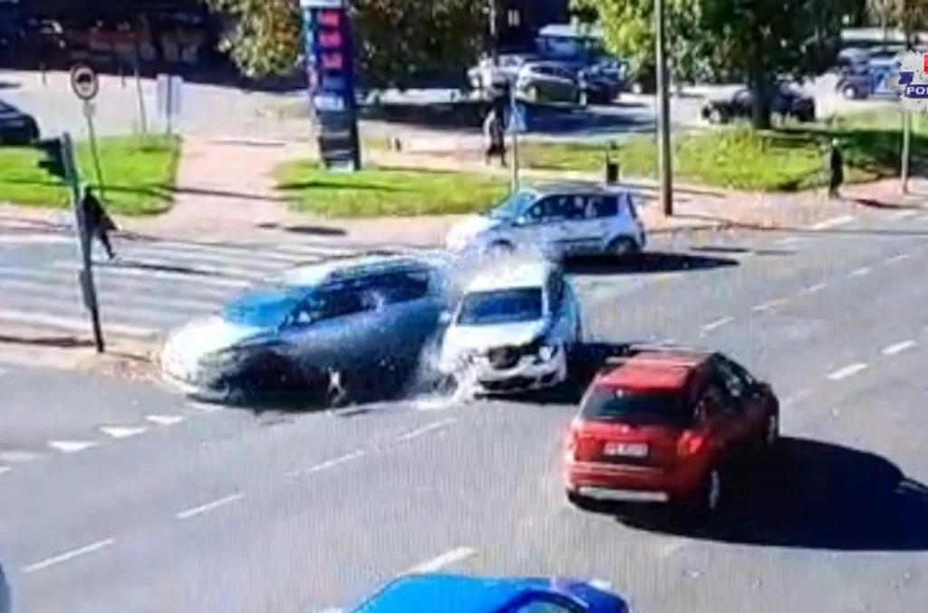 79-letni kierowca Seata wjechał na skrzyżowanie na czerwonym świetle i zderzył się z Toyotą. 79-letni kierowca Seata wjechał na skrzyżowanie na czerwonym świetle i zderzył się z Toyotą.