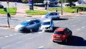 79-latek wjechał na czerwonym i uderzył w Toyotę. Policja pokazała nagranie