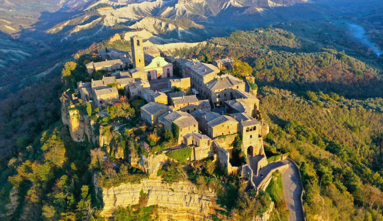 Civita di Bagnoregio oferuje widoki na dolinę Tybru Civita di Bagnoregio oferuje widoki na dolinę Tybru