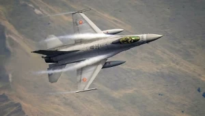 Rumunia poderwała myśliwce. Istniało poważne ryzyko naruszenia przestrzeni powietrznej przez rosyjskie drony. Na zdj. samolot F-16